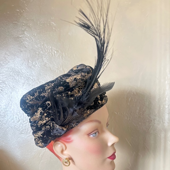 EYECATCHING DESIGNER 1960s\' BROCADE RETRO 1920s\' HAT + BLACK FEATHERS main image 4